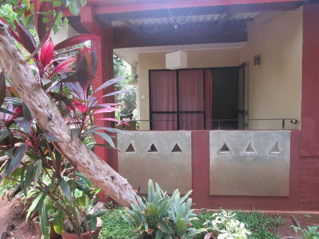 Hotel Shalini Anuradhapura Bagian luar foto