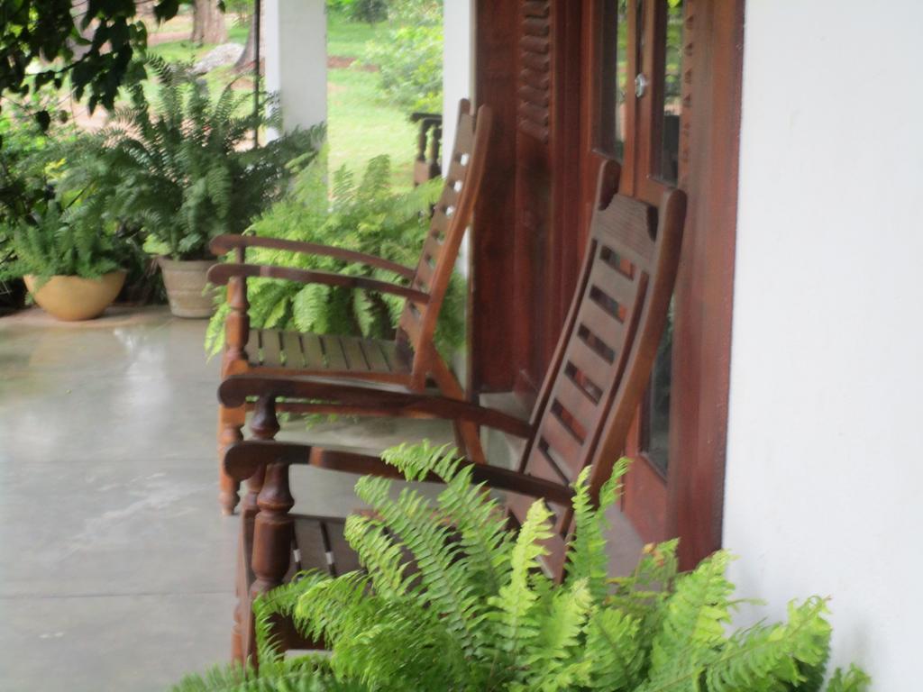 Hotel Shalini Anuradhapura Bagian luar foto