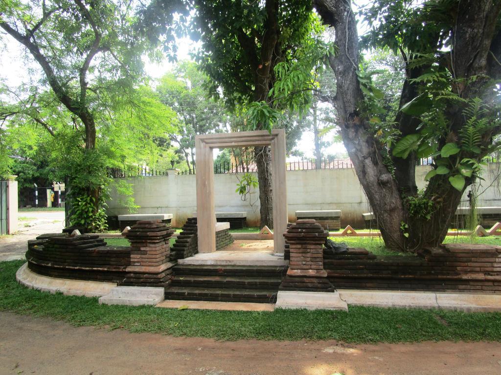 Hotel Shalini Anuradhapura Bagian luar foto