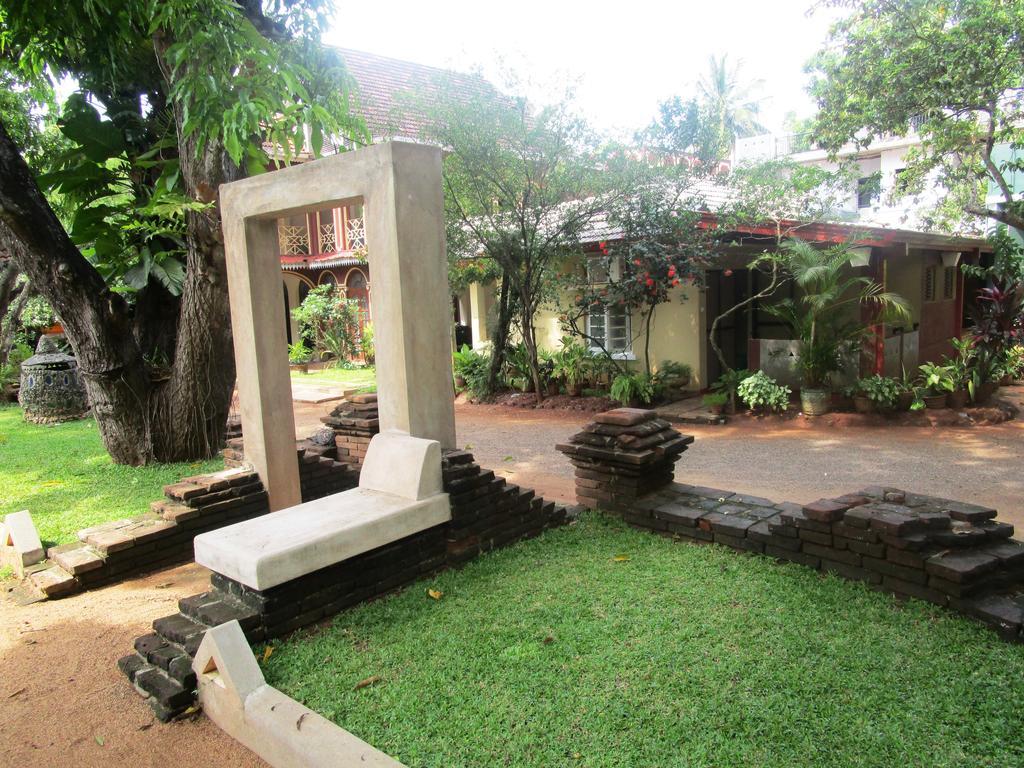 Hotel Shalini Anuradhapura Bagian luar foto