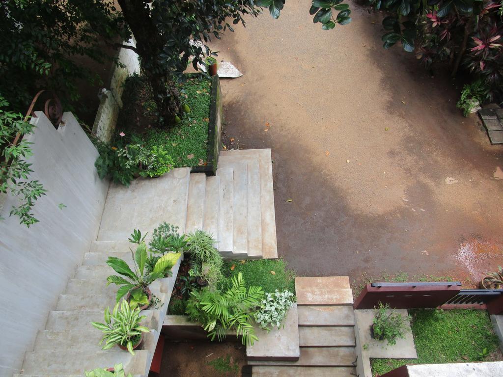 Hotel Shalini Anuradhapura Bagian luar foto