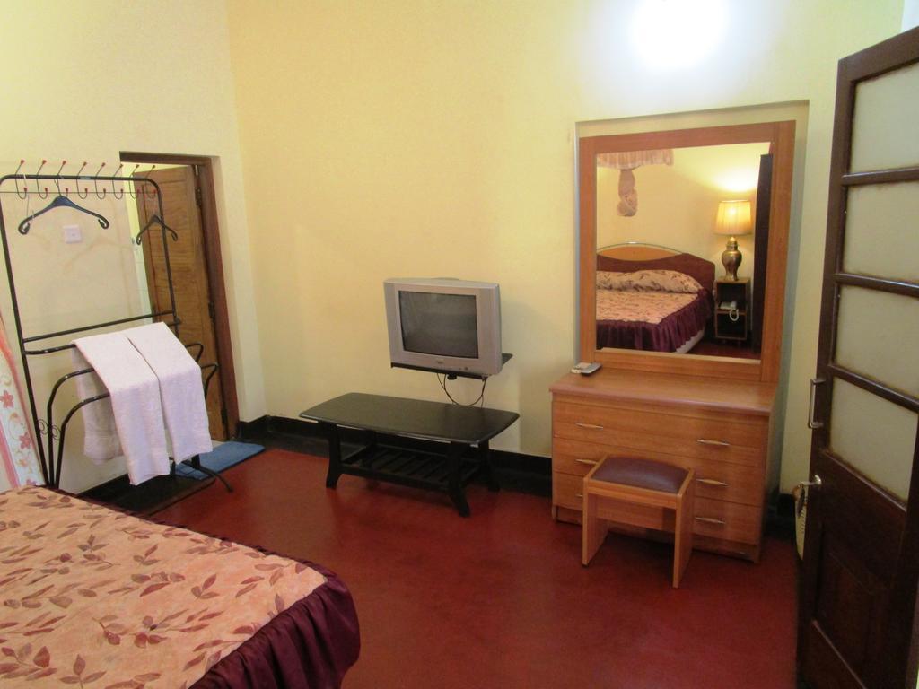 Hotel Shalini Anuradhapura Ruang foto