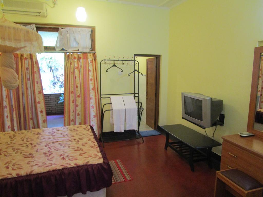 Hotel Shalini Anuradhapura Bagian luar foto