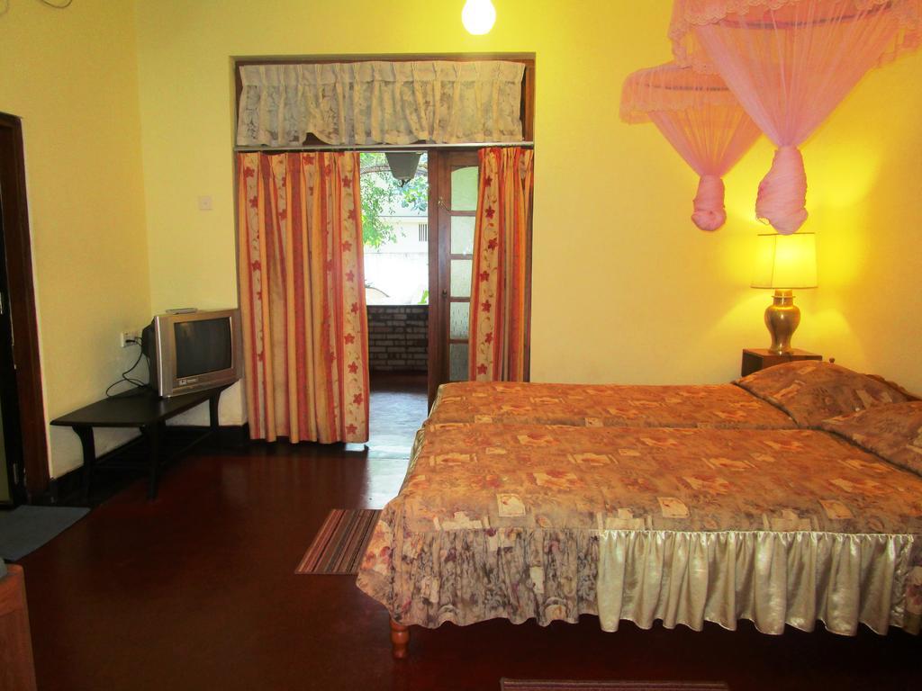 Hotel Shalini Anuradhapura Bagian luar foto