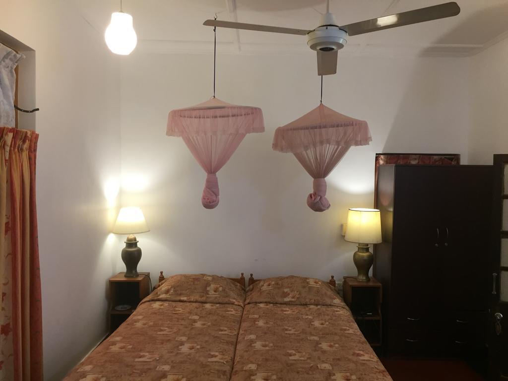 Hotel Shalini Anuradhapura Bagian luar foto