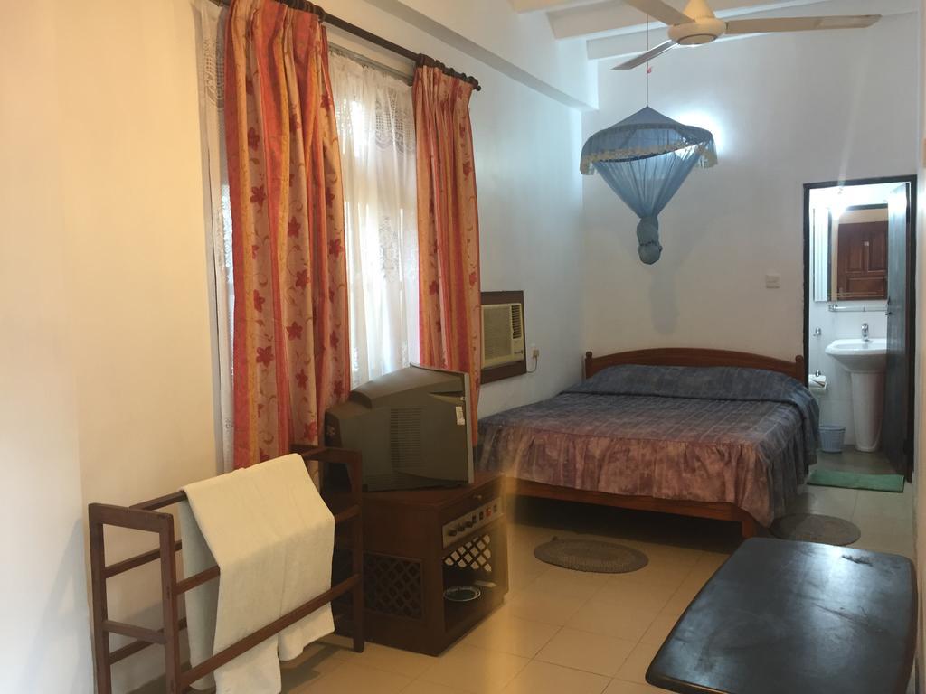 Hotel Shalini Anuradhapura Bagian luar foto