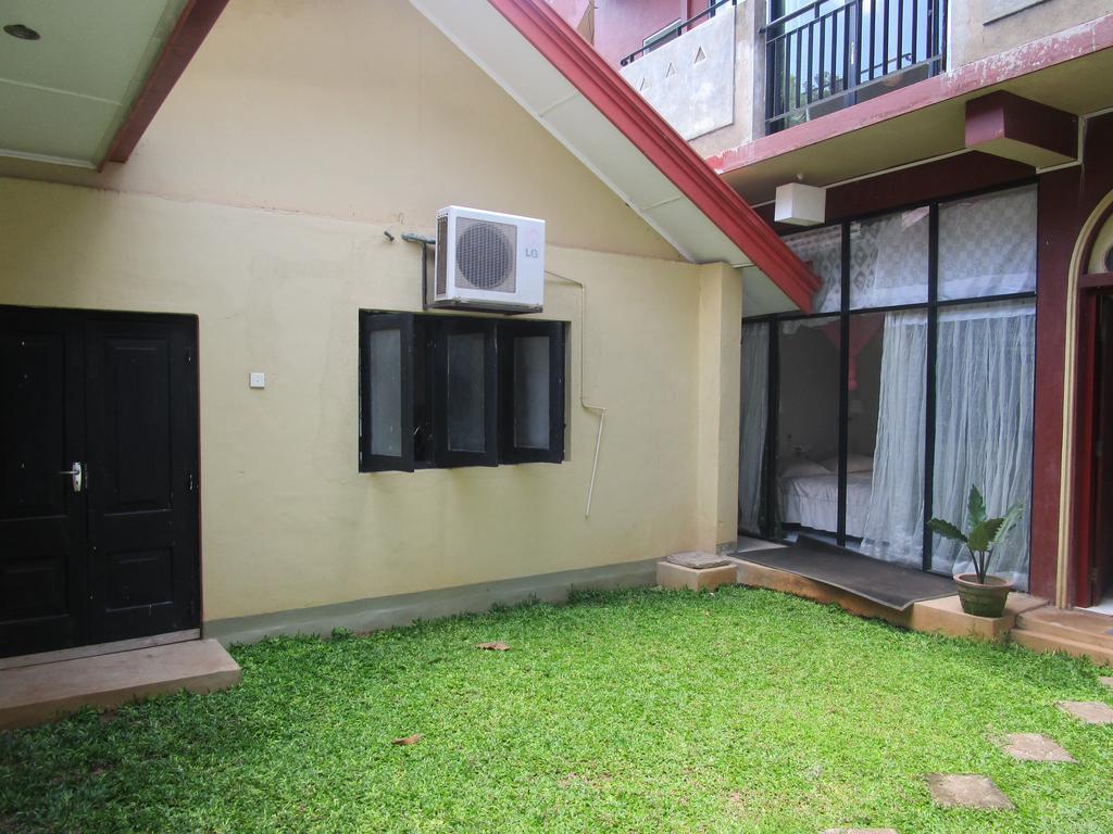 Hotel Shalini Anuradhapura Bagian luar foto