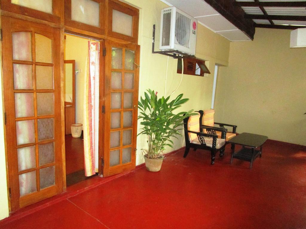 Hotel Shalini Anuradhapura Bagian luar foto