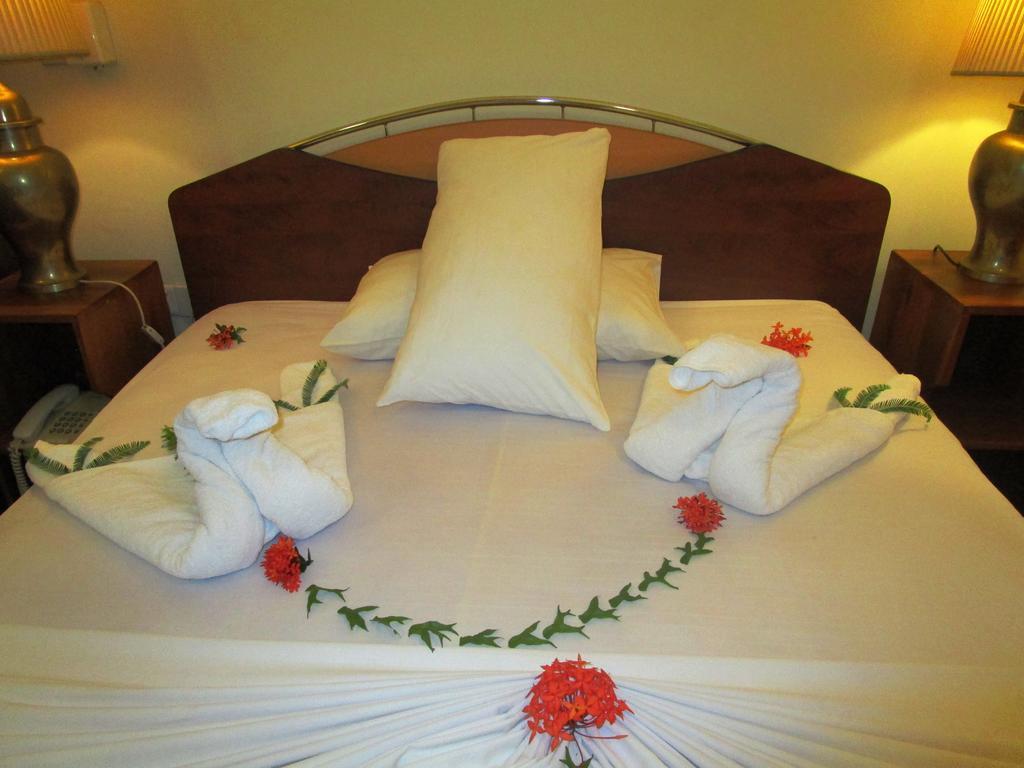 Hotel Shalini Anuradhapura Bagian luar foto