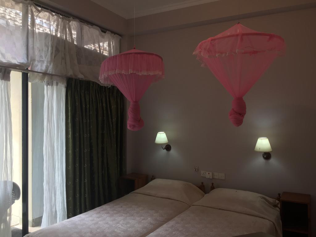 Hotel Shalini Anuradhapura Bagian luar foto
