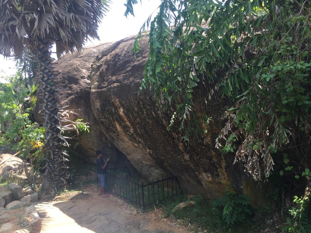 Hotel Shalini Anuradhapura Bagian luar foto
